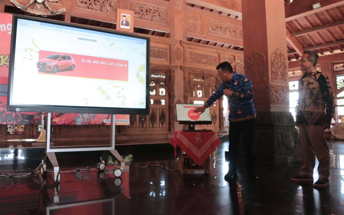 Hadiah Mobil : Bupati Ponorogo Sugiri Sancoko didampingi Kepala BPPKAD Ir Sumarno saat melakukan pengundian Pajak Ekstravaganza dengan hadiah utama 1 unit mobil.